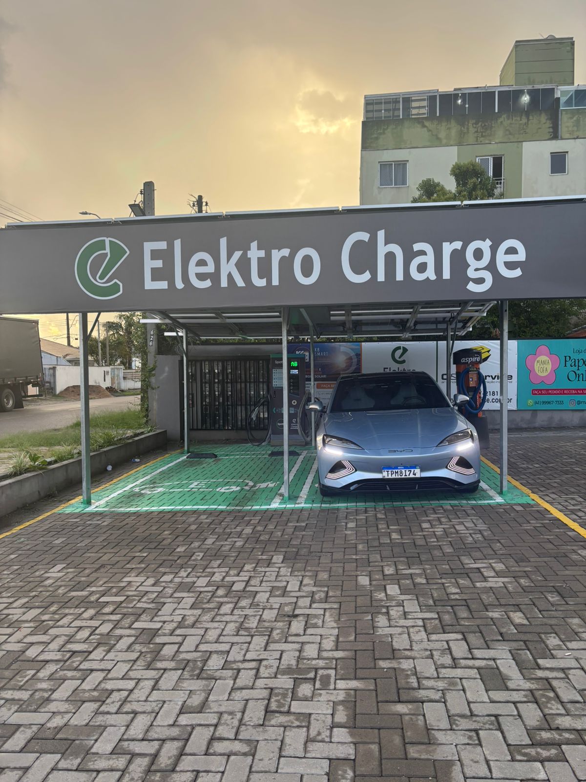 Fachada do eletroposto Elektro Charge em Pinhais